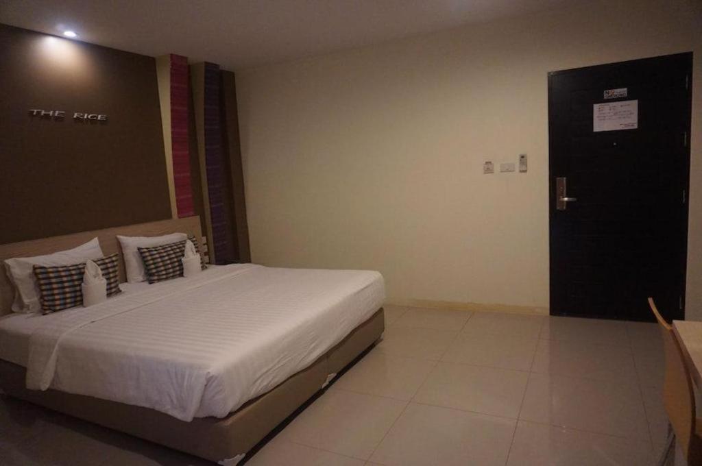 The Rice Hotel Roi Et Exterior foto