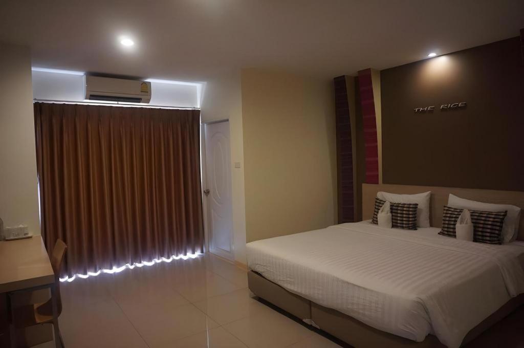 The Rice Hotel Roi Et Exterior foto